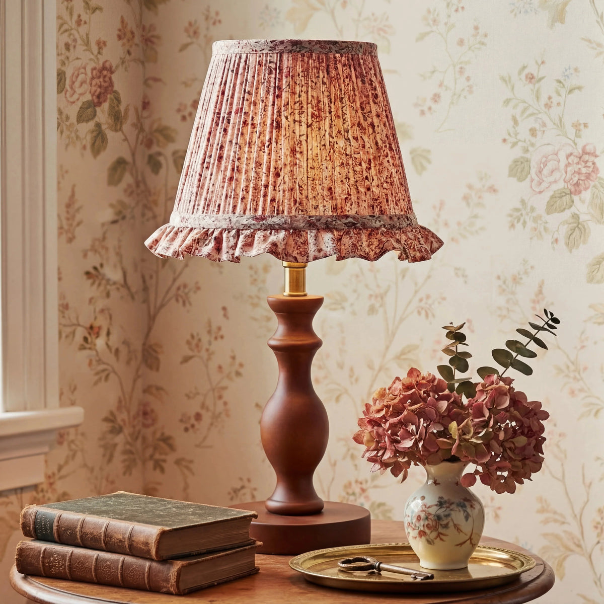 Lampa Stołowa Vintage z Plisowanym Kloszem w Kwiaty na Toczonej Podstawie - 3