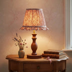Lampa Stołowa Vintage z Plisowanym Kloszem w Kwiaty na Toczonej Podstawie - 6