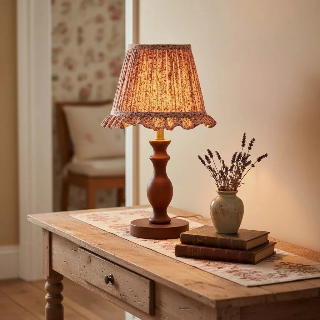 Lampa Stołowa Vintage z Plisowanym Kloszem w Kwiaty na Toczonej Podstawie - 9