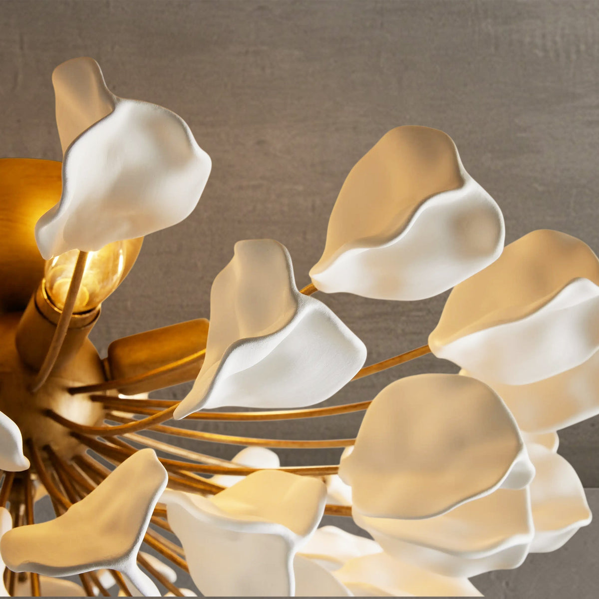 Lampa Sufitowa Art Deco z Ceramicznymi Płatkami na Żelaznej Ramie - 6