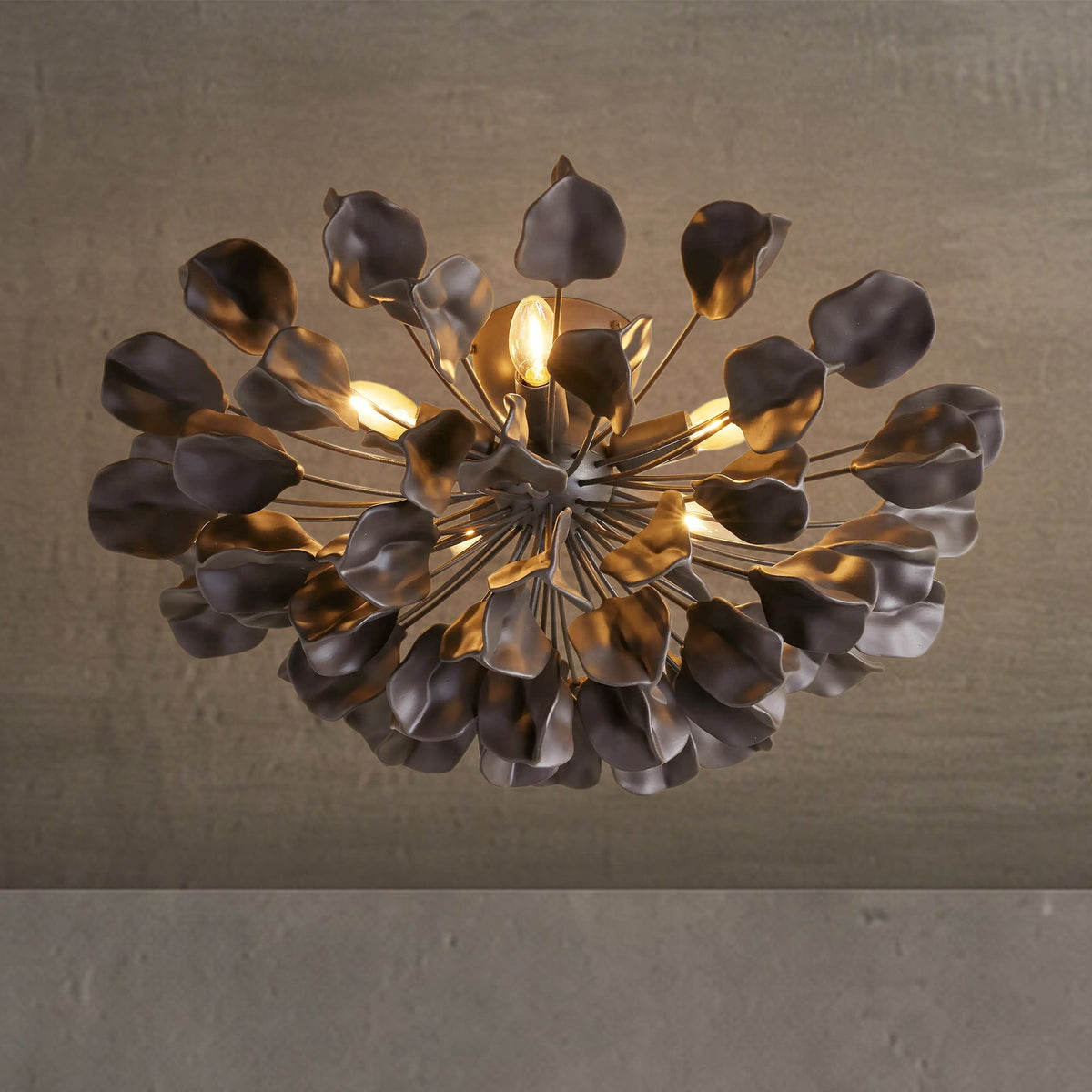 Lampa Sufitowa Art Deco z Ceramicznymi Płatkami na Żelaznej Ramie - 7