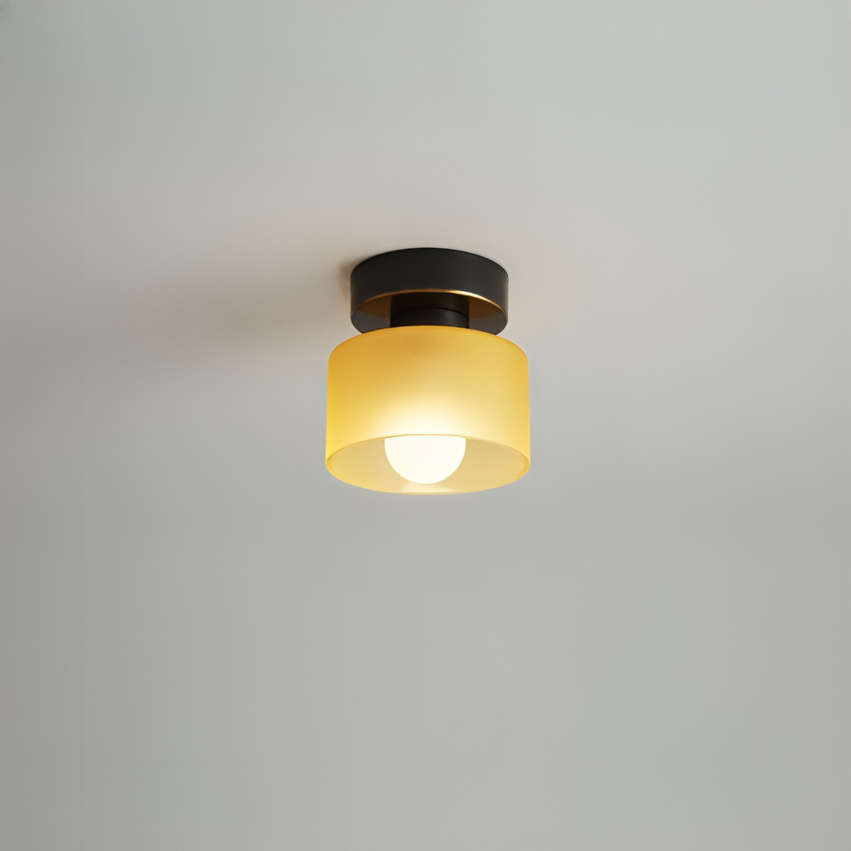 Lampa Sufitowa Minimalistyczna z Okrągłym Kloszem Szklanym - Czarny/Pomarańczowy