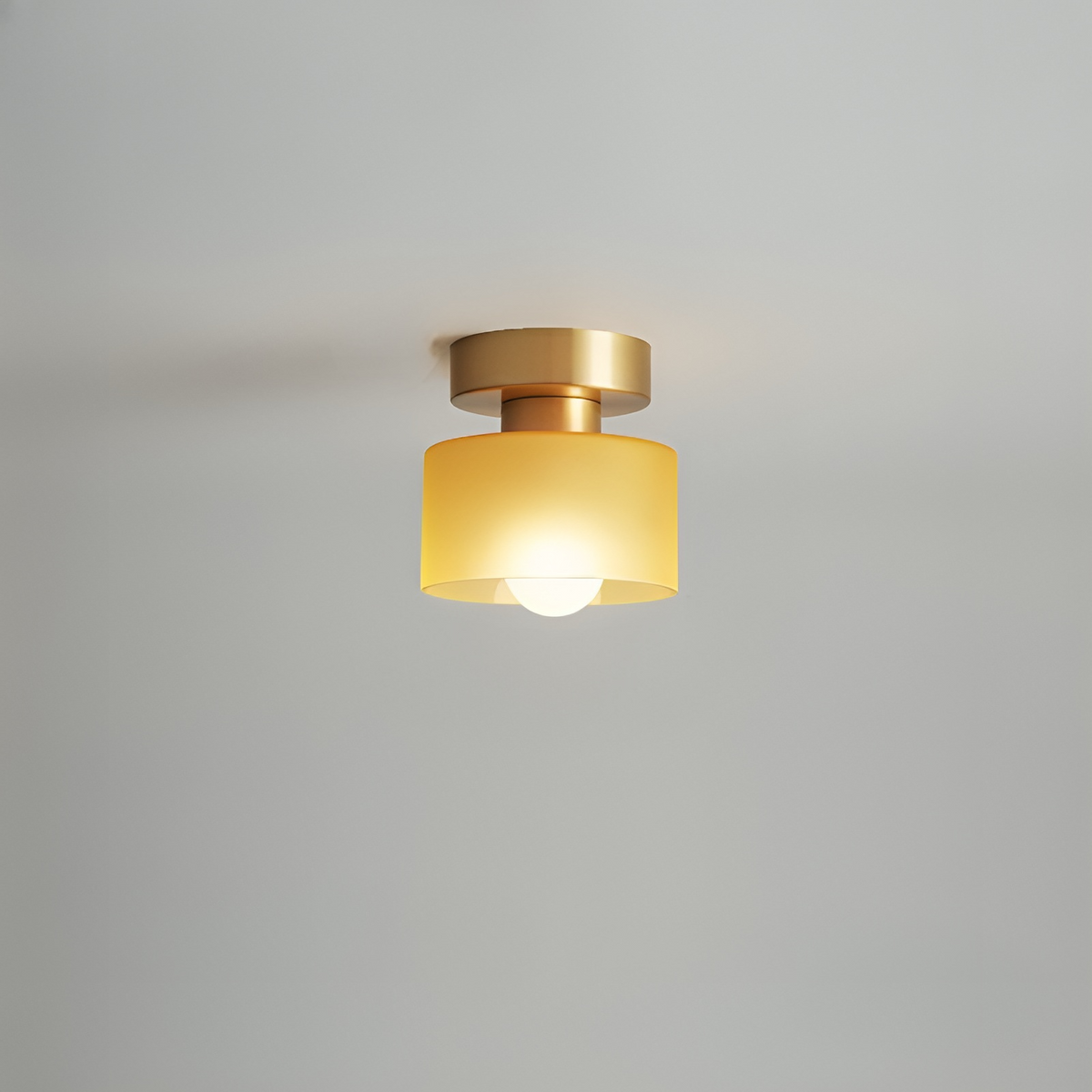 Lampa Sufitowa Minimalistyczna z Okrągłym Kloszem Szklanym - Złoty/Pomarańczowy