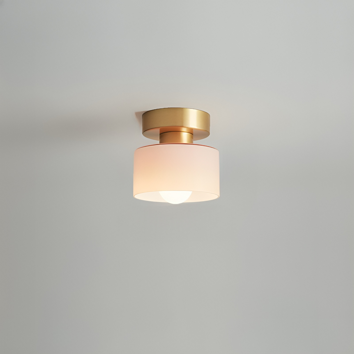 Lampa Sufitowa Minimalistyczna z Okrągłym Kloszem Szklanym - Złoty/Różowy