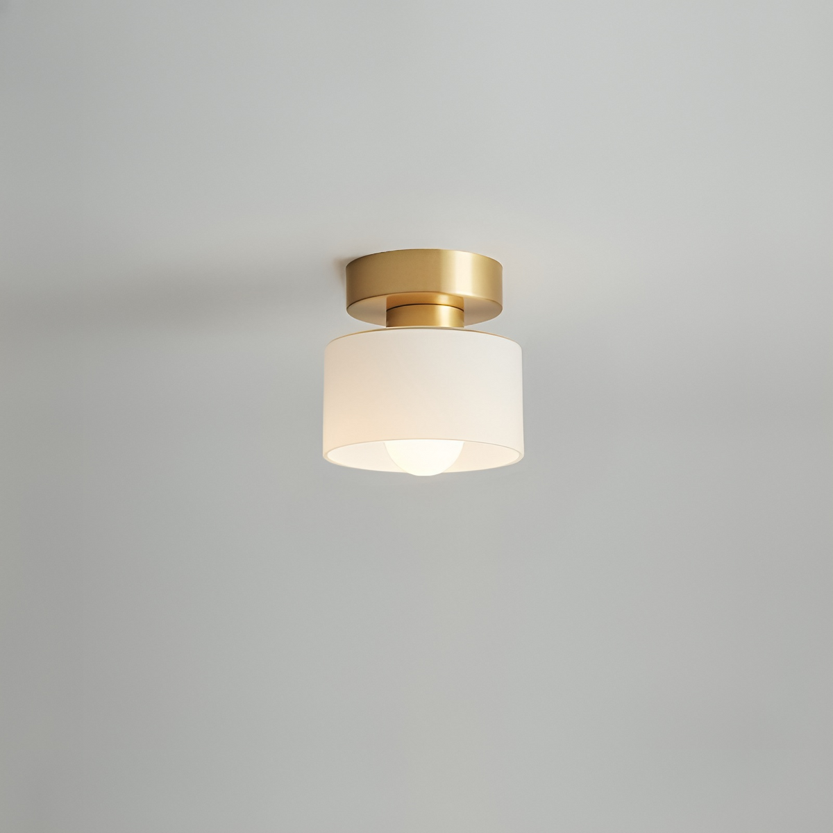 Lampa Sufitowa Minimalistyczna z Okrągłym Kloszem Szklanym - Złoty/Biały