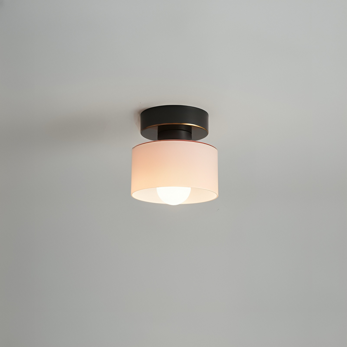 Lampa Sufitowa Minimalistyczna z Okrągłym Kloszem Szklanym - Czarny/Różowy