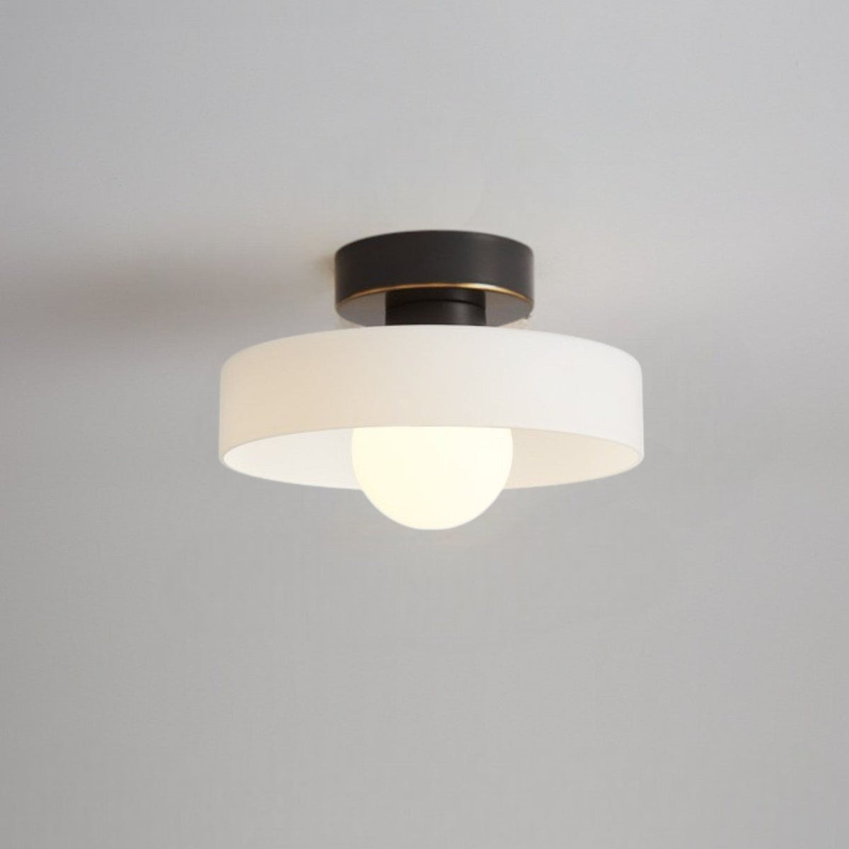 Lampa Sufitowa Nowoczesna z Okrągłym Kloszem i Żarówką Kulistą - Czarny/Biały