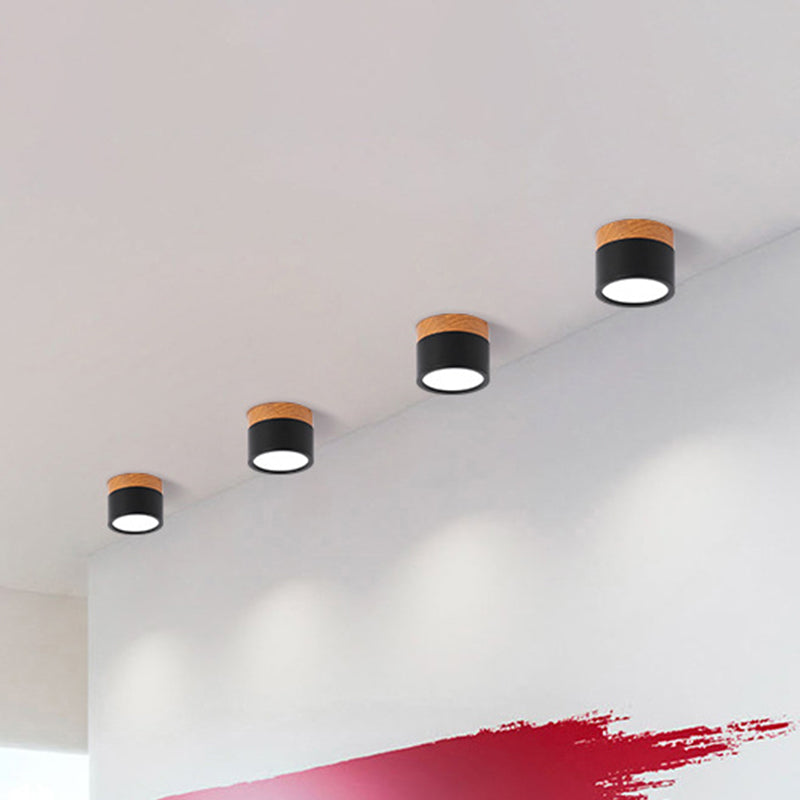 Lampa Sufitowa Skandynawska z Drewnianym Detalem i Okrągłym Kloszem - Czarny