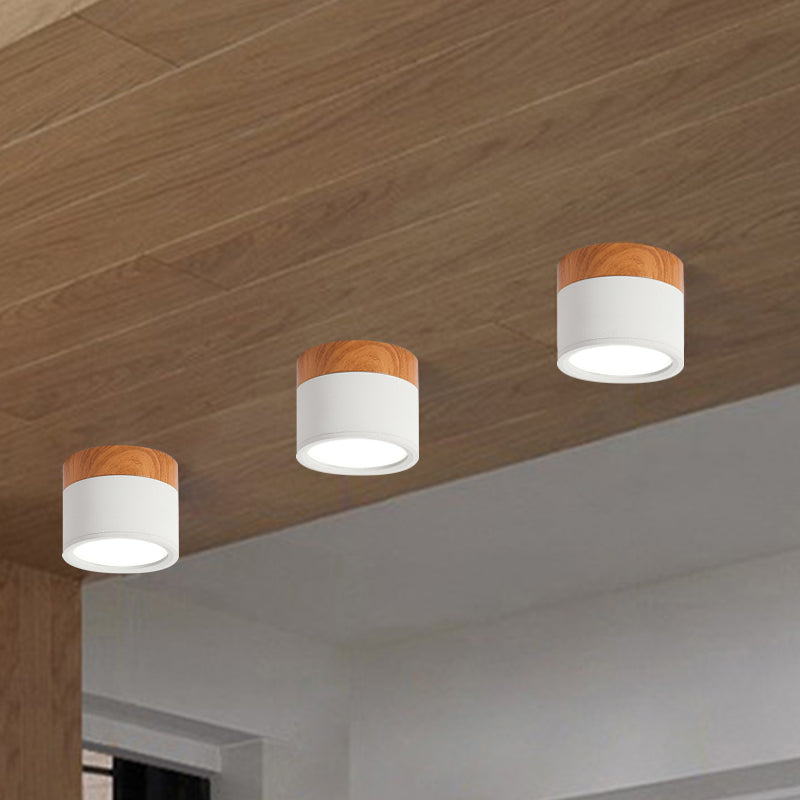 Lampa Sufitowa Skandynawska z Drewnianym Detalem i Okrągłym Kloszem - Biały