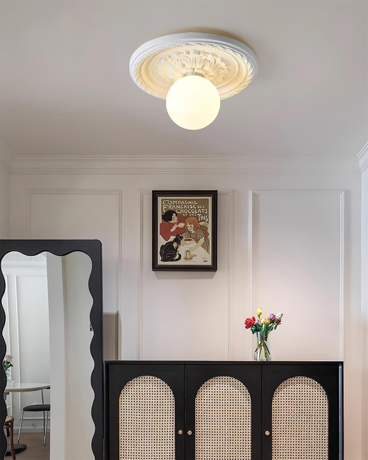 Lampa Sufitowa Vintage z Rzeźbioną Rozetą i Kloszem Kula - 26