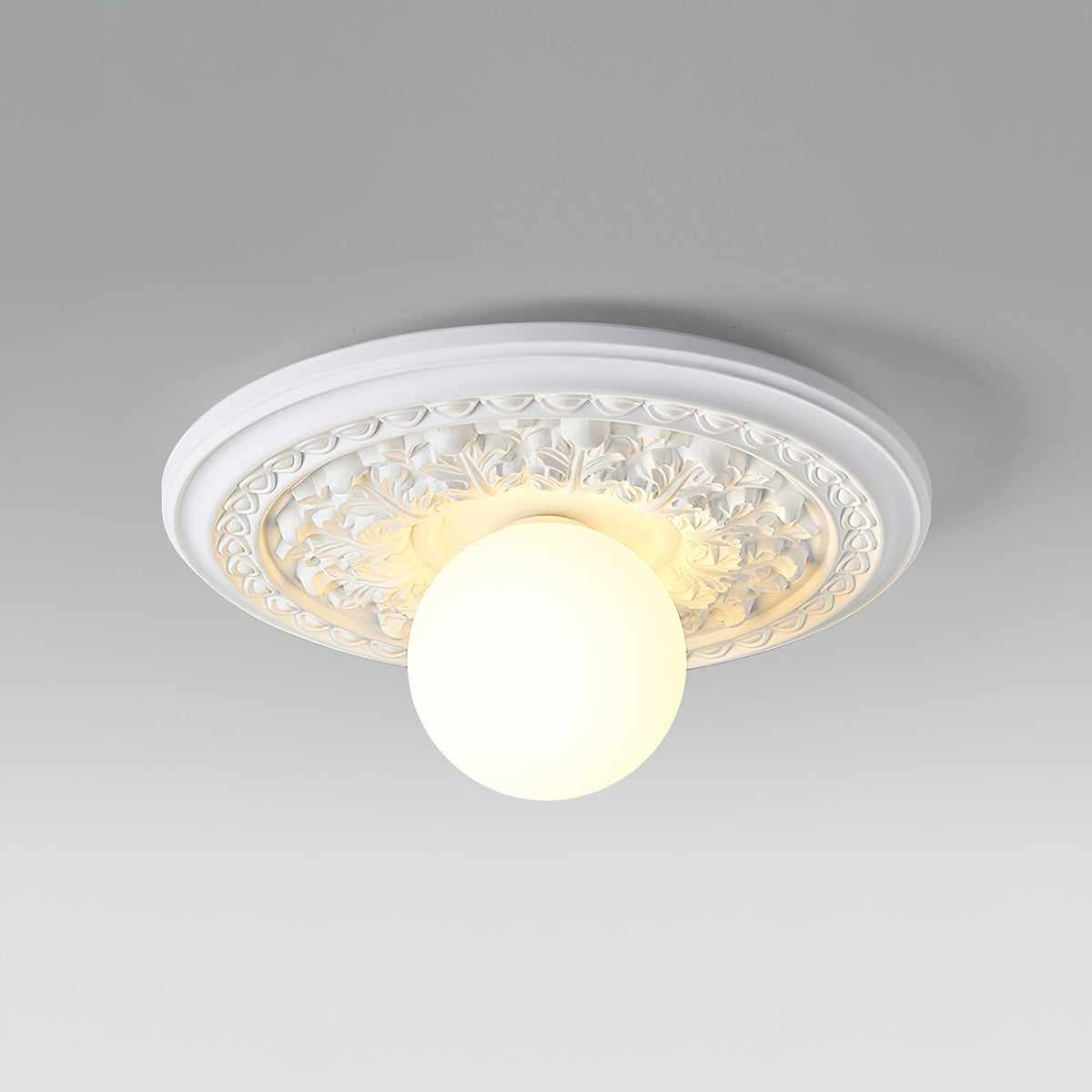 Lampa Sufitowa Vintage z Rzeźbioną Rozetą i Kloszem Kula - 3
