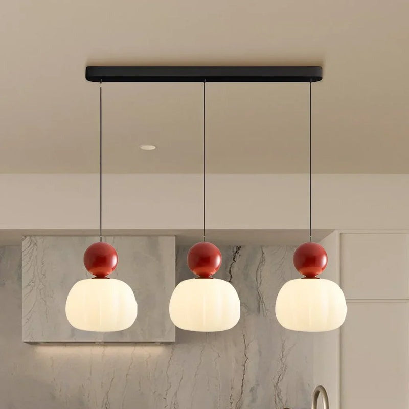 Lampa Wisząca Art Deco z Kulistym Detalem i Matowym Kloszem - Czerwony