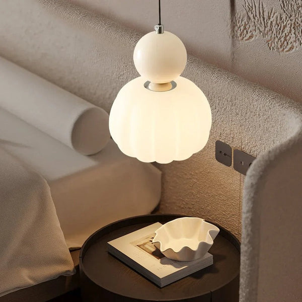 Lampa Wisząca Art Deco z Kulistym Detalem i Matowym Kloszem