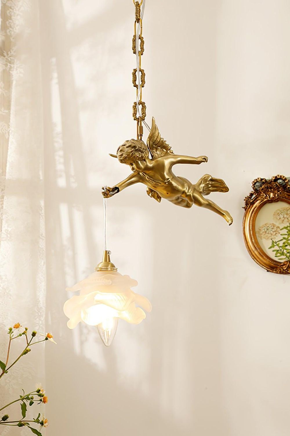 Lampa Wisząca Art Deco ze Złotą Figurką Anioła i Kloszem Kwiatowym - Mosiądz