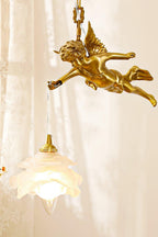 Lampa Wisząca Art Deco ze Złotą Figurką Anioła i Kloszem Kwiatowym - 4