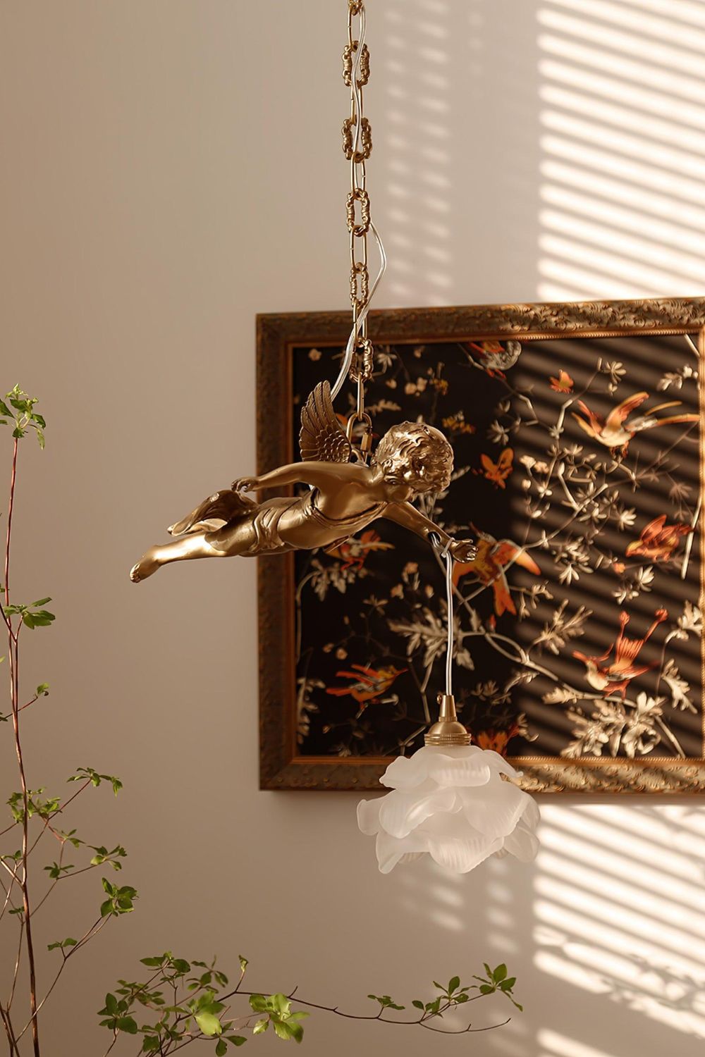 Lampa Wisząca Art Deco ze Złotą Figurką Anioła i Kloszem Kwiatowym - 8