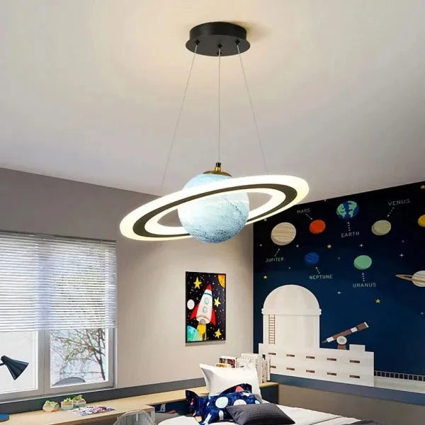 Lampa Wisząca do Pokoju Dziecięcego w Kształcie Planety z Figurką Astronauta - 11