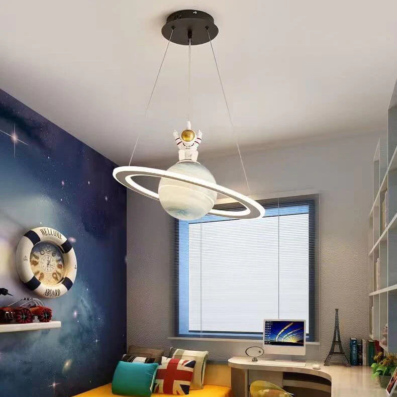 Lampa Wisząca do Pokoju Dziecięcego w Kształcie Planety z Figurką Astronauta - 4