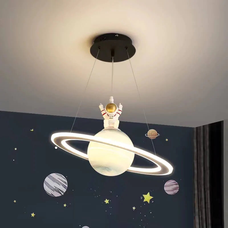 Lampa Wisząca do Pokoju Dziecięcego w Kształcie Planety z Figurką Astronauta - 8