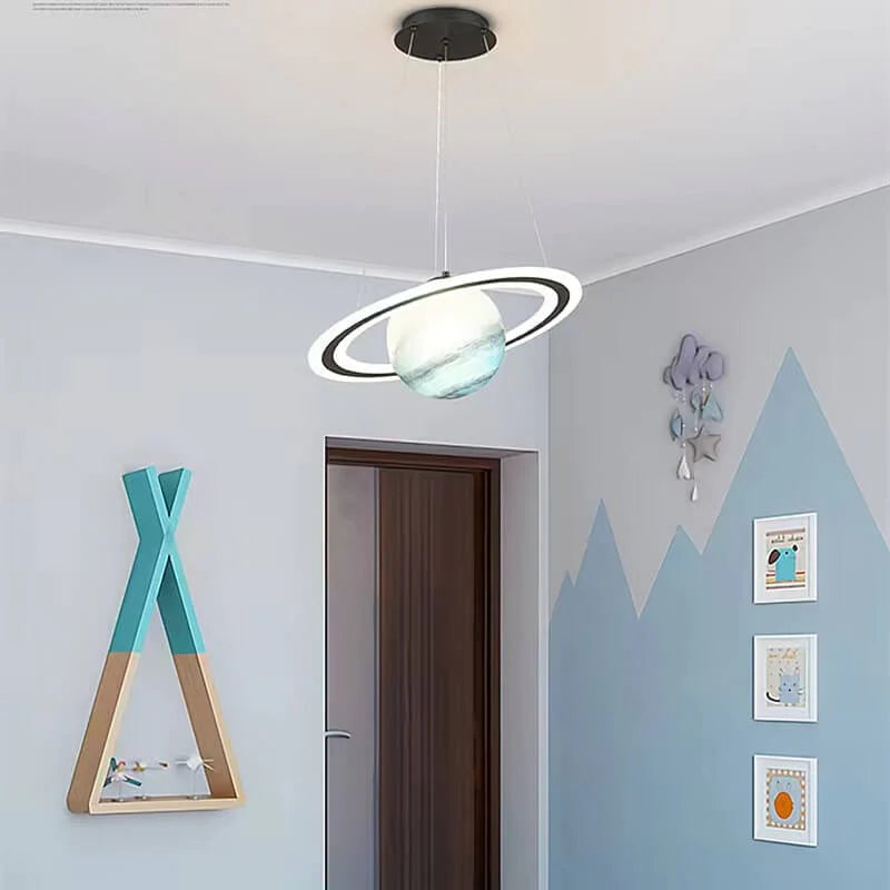 Lampa Wisząca do Pokoju Dziecięcego w Kształcie Planety z Figurką Astronauta - 10