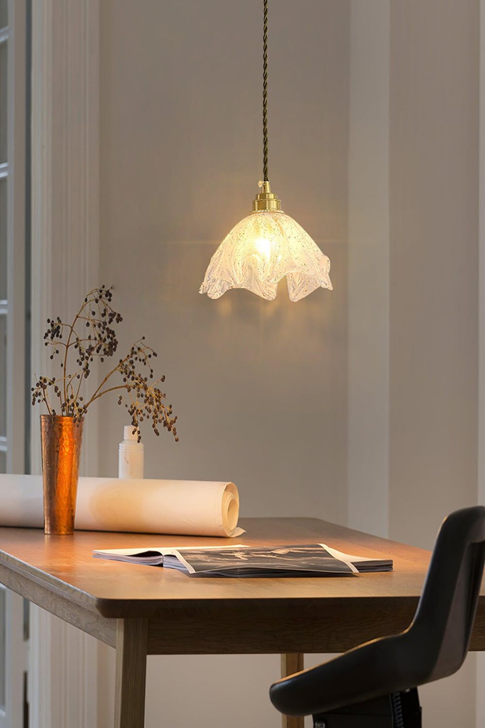 Lampa Wisząca Glamour ze Szklanym Kloszem w Kształcie Kwiatu - Mosiądz i Transparentny