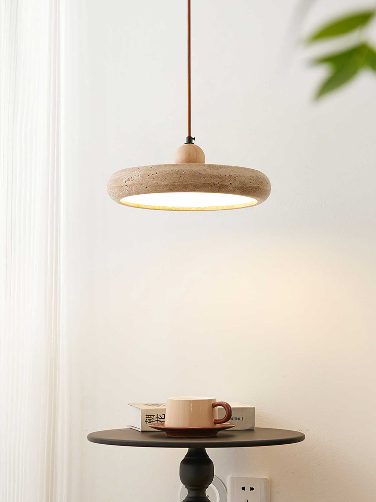 Lampa Wisząca Minimalistyczna z Trawertynowym Kloszem i Drewnianym Detalem - 11