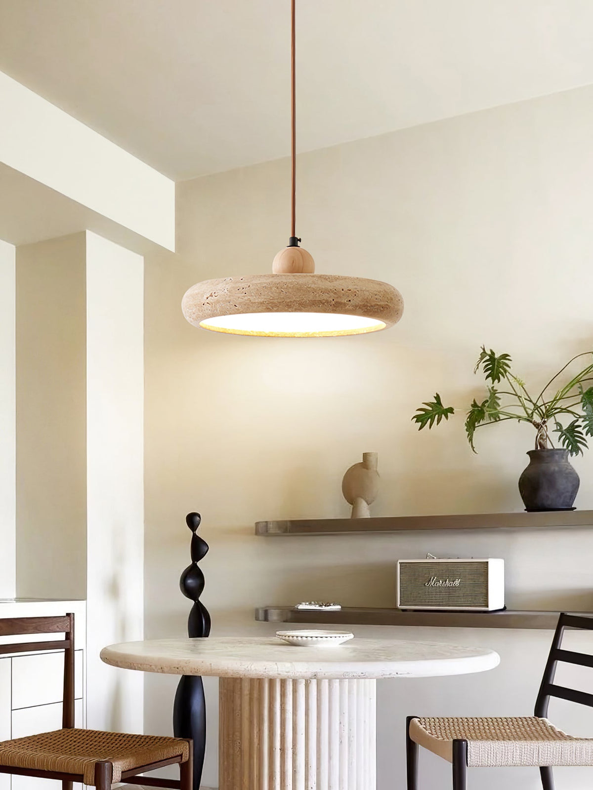 Lampa Wisząca Minimalistyczna z Trawertynowym Kloszem i Drewnianym Detalem