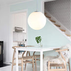Lampa Wisząca Minimalistyczna ze Szklanym Kloszem Kulistym - Biały