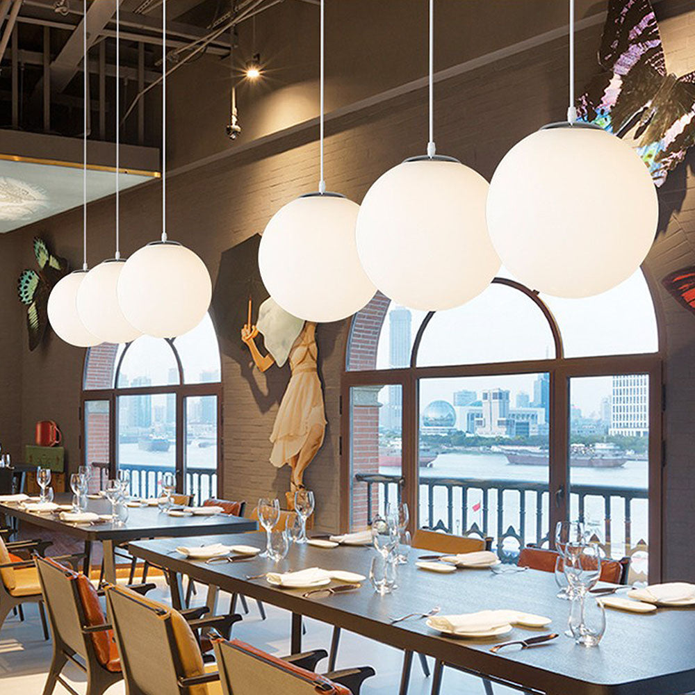 Lampa Wisząca Minimalistyczna ze Szklanym Kloszem Kulistym - Srebrny