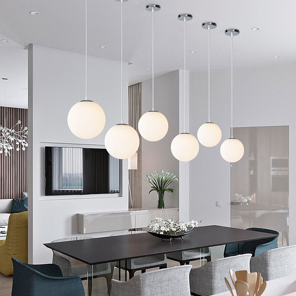 Lampa Wisząca Minimalistyczna ze Szklanym Kloszem Kulistym - Srebrny