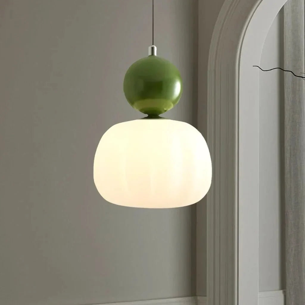 Lampa Wisząca Modernistyczna z Kulistym Detalem i Mlecznym Kloszem - Zielony
