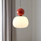 Lampa Wisząca Modernistyczna z Kulistym Detalem i Mlecznym Kloszem - Czerwony