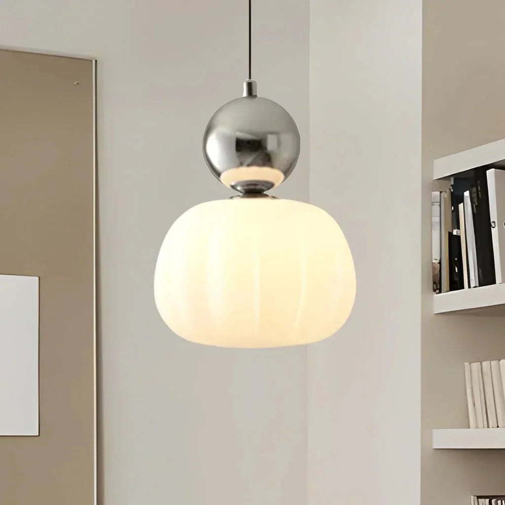 Lampa Wisząca Modernistyczna z Kulistym Detalem i Mlecznym Kloszem