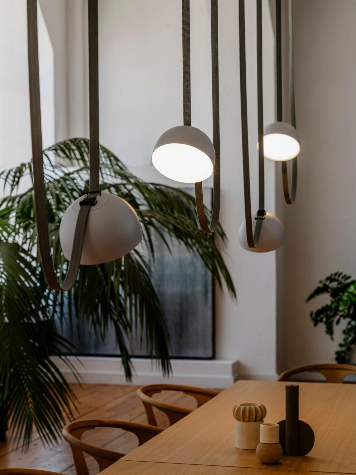 Lampa Wisząca Modernistyczna z Półkulistymi Kloszami na Skórzanych Taśmach