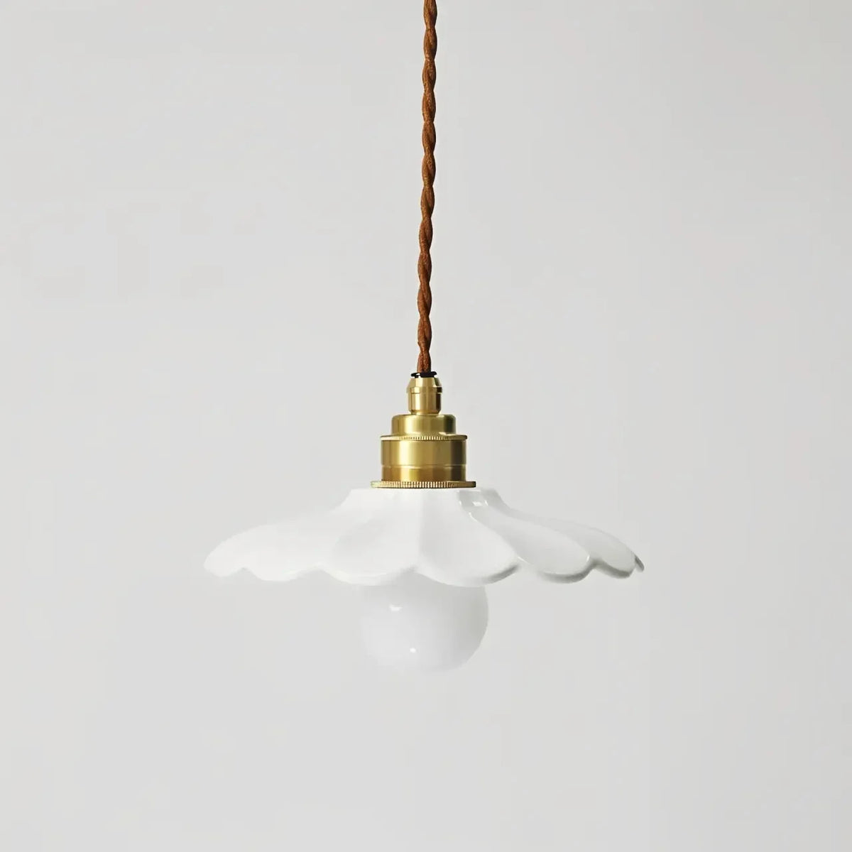 Lampa Wisząca Retro z Ceramicznym Kloszem w Kształcie Płatka - Biały