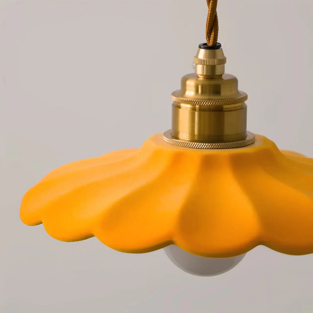 Lampa Wisząca Retro z Ceramicznym Kloszem w Kształcie Płatka - 17