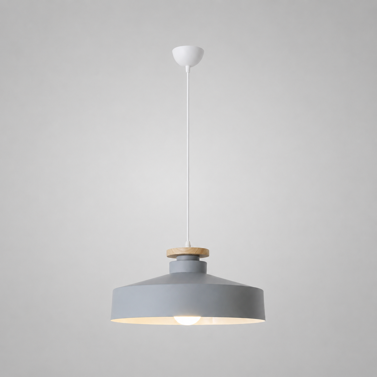 Lampa Wisząca Skandynawska z Drewnianym Detalem i Płaskim Kloszem - Szary