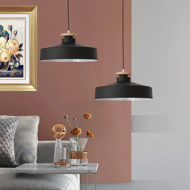 Lampa Wisząca Skandynawska z Drewnianym Detalem i Płaskim Kloszem - Czarny