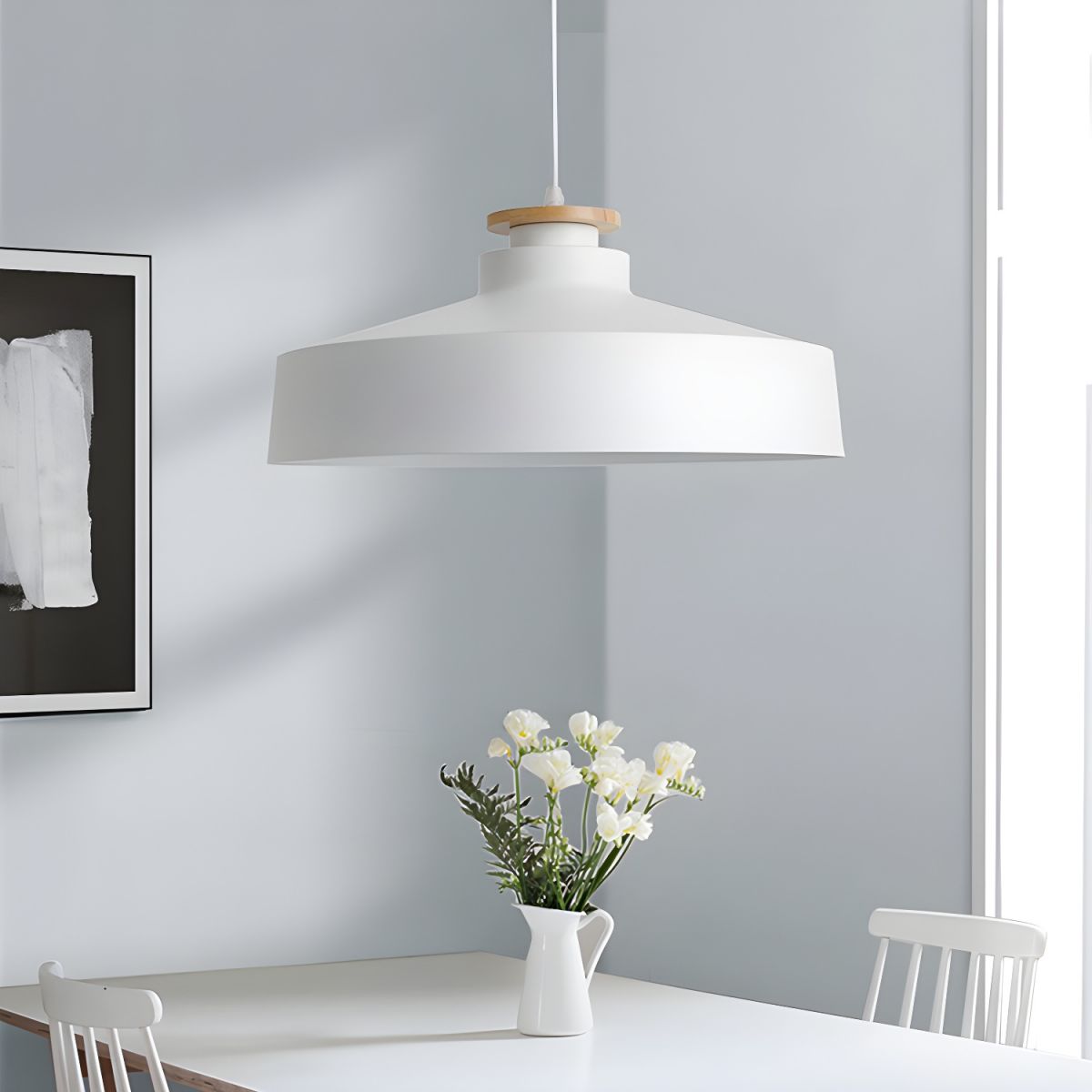 Lampa Wisząca Skandynawska z Drewnianym Detalem i Płaskim Kloszem - Biały