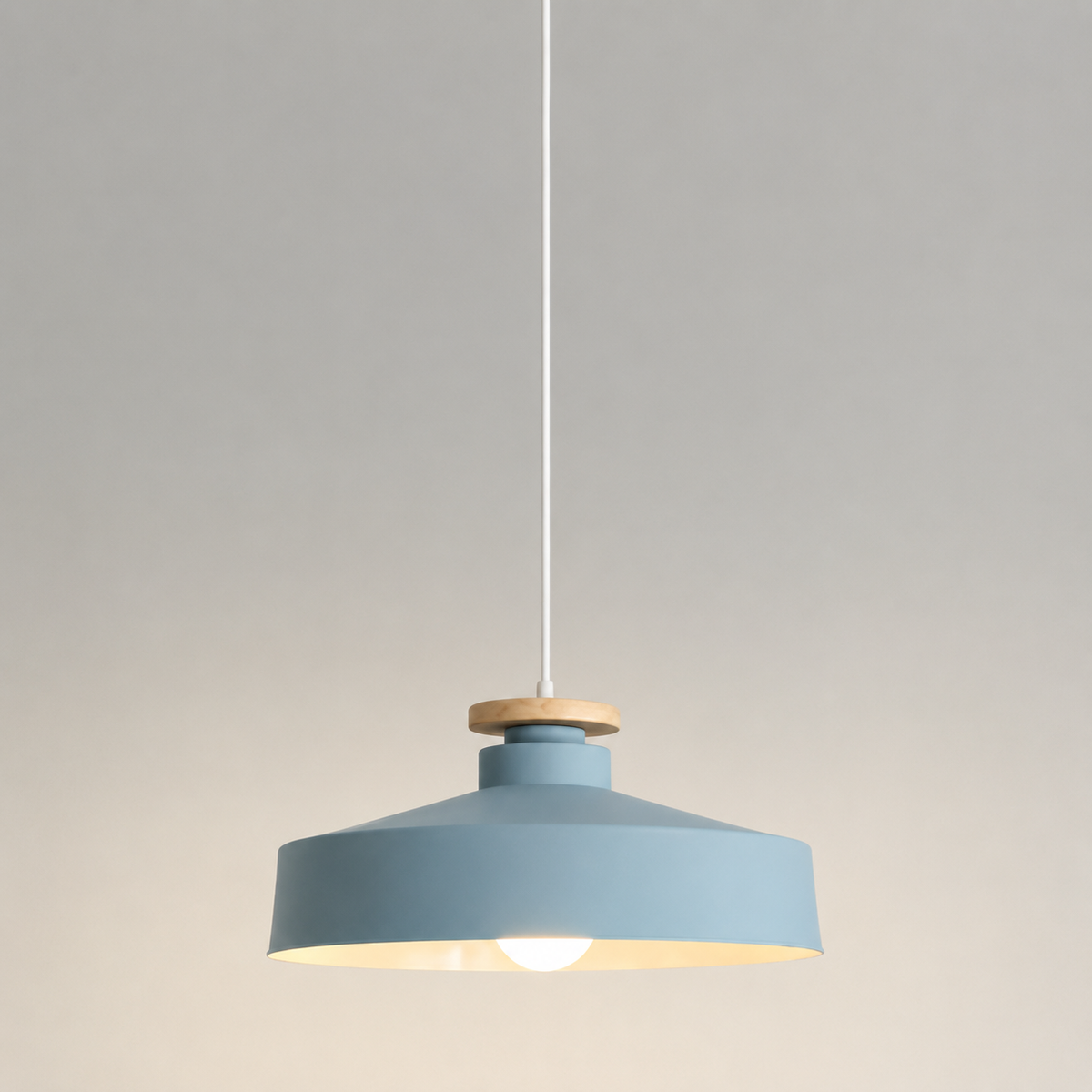 Lampa Wisząca Skandynawska z Drewnianym Detalem i Płaskim Kloszem - Niebieski