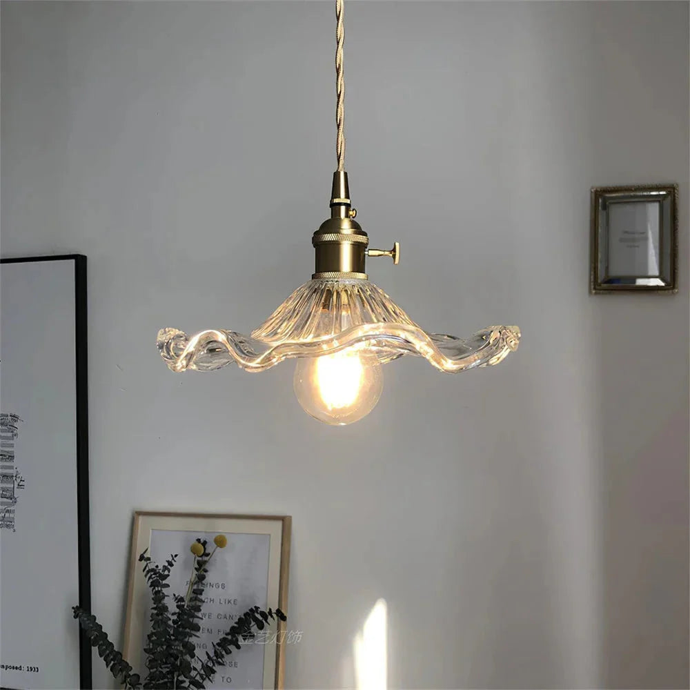 Lampa Wisząca Vintage z Kwiatowym Kloszem Szklanym i Mosiężną Oprawą - Biały