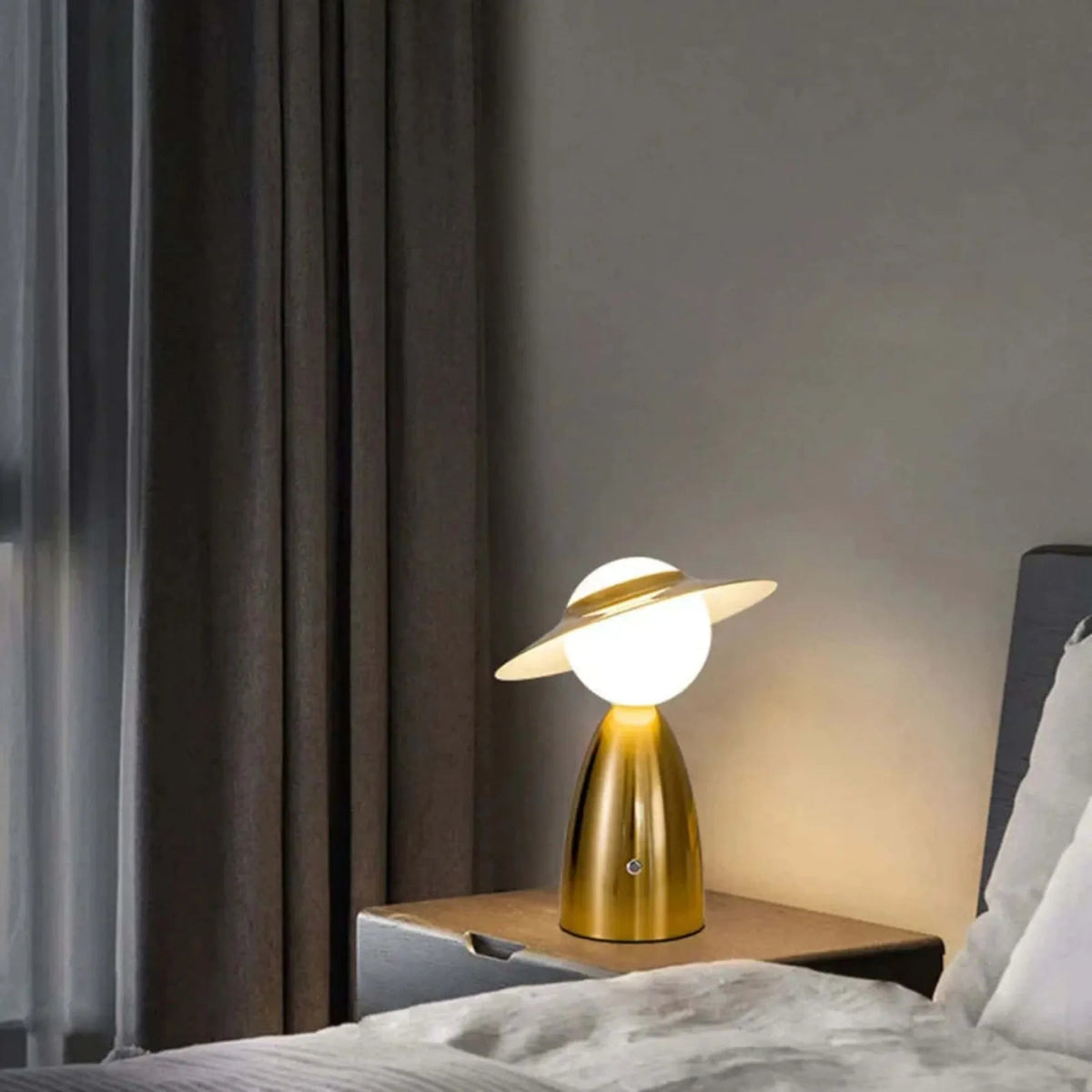 Lampa Stołowa Nowoczesna z Kulistym Kloszem i Szerokim Rondem - Złoty