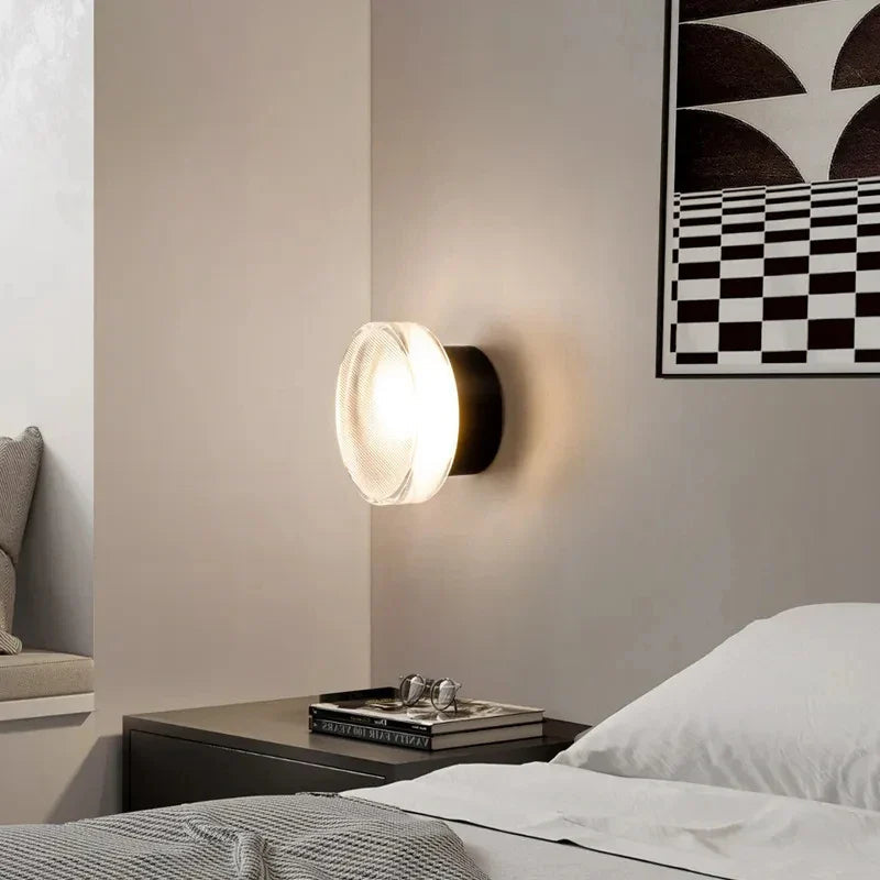 Nowoczesna Lampa Ścienna z Prążkowanym Kloszem