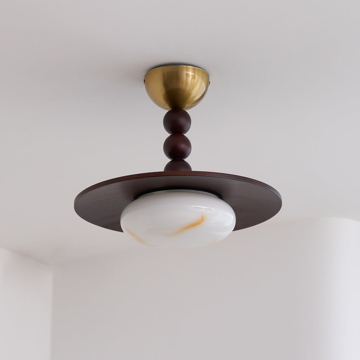 Nowoczesna Lampa Sufitowa z Drewnianym Kloszem i Mosiężnymi Detalami - 12