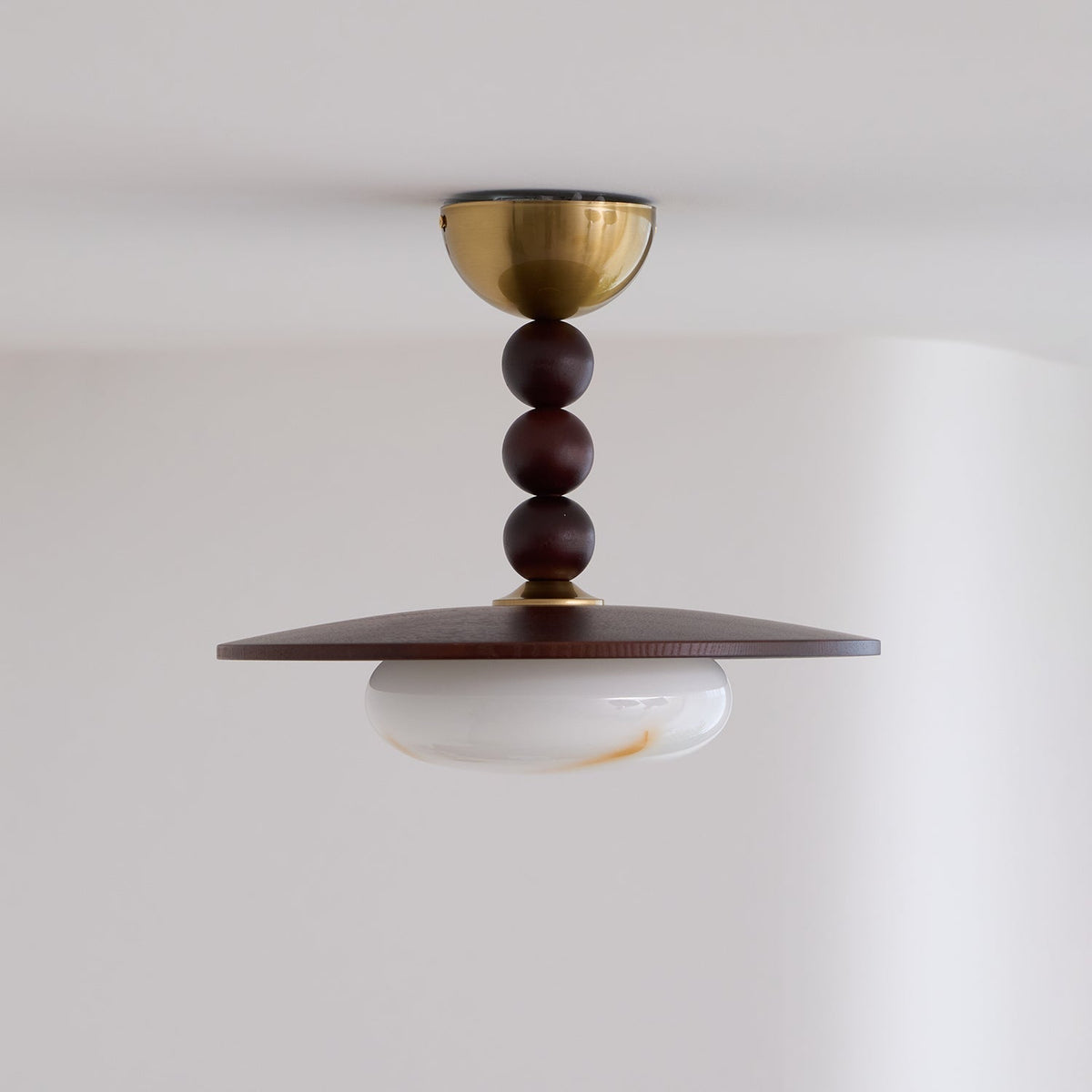 Nowoczesna Lampa Sufitowa z Drewnianym Kloszem i Mosiężnymi Detalami - 13
