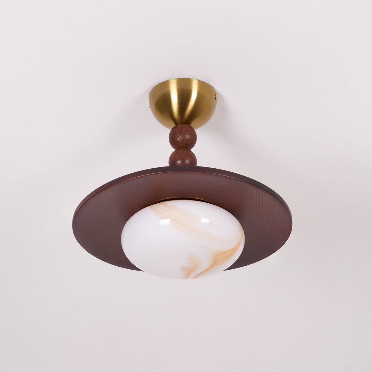 Nowoczesna Lampa Sufitowa z Drewnianym Kloszem i Mosiężnymi Detalami - 14