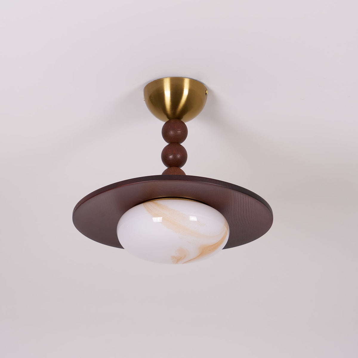 Nowoczesna Lampa Sufitowa z Drewnianym Kloszem i Mosiężnymi Detalami - 15