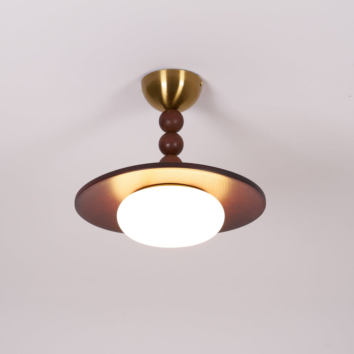 Nowoczesna Lampa Sufitowa z Drewnianym Kloszem i Mosiężnymi Detalami - 16