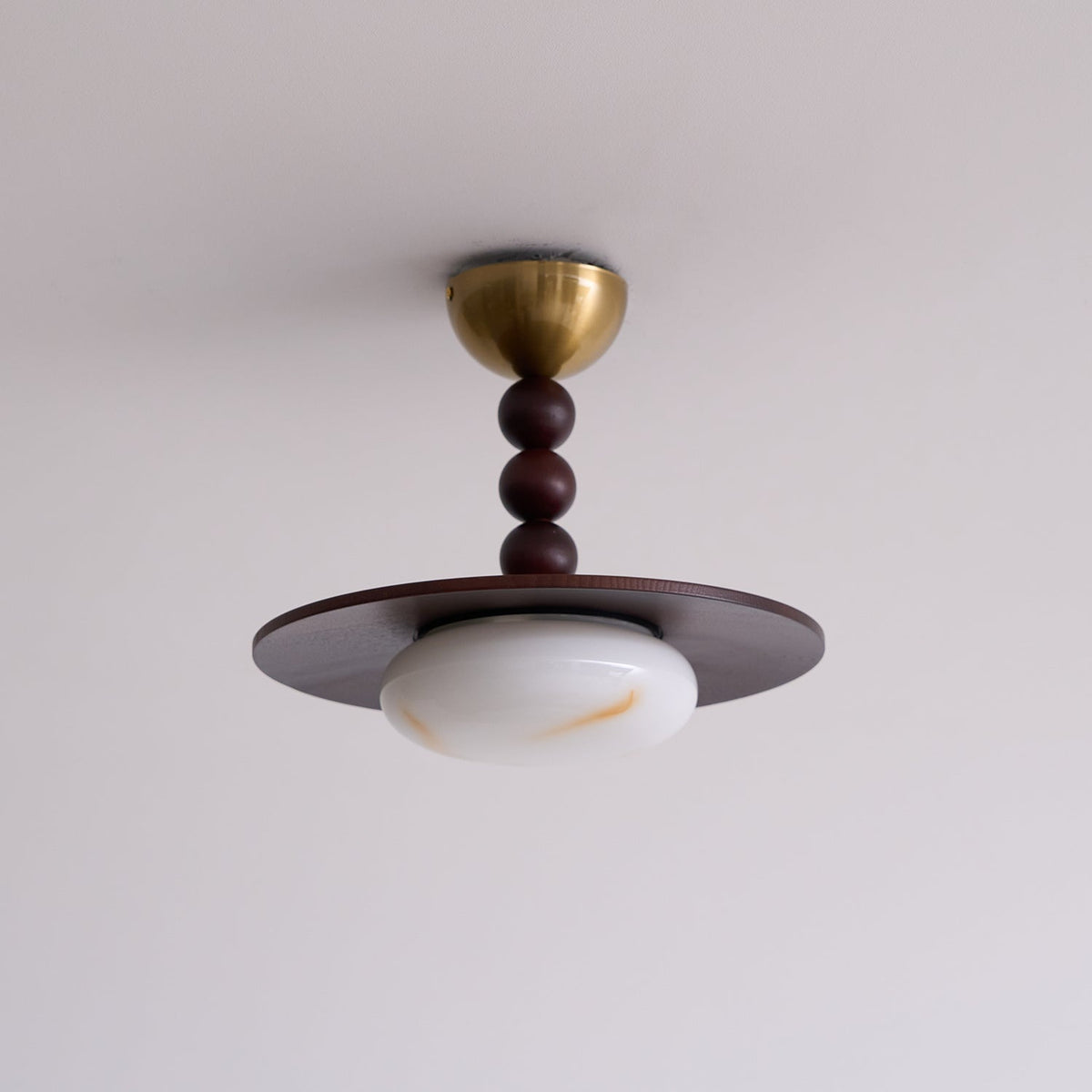 Nowoczesna Lampa Sufitowa z Drewnianym Kloszem i Mosiężnymi Detalami - 23