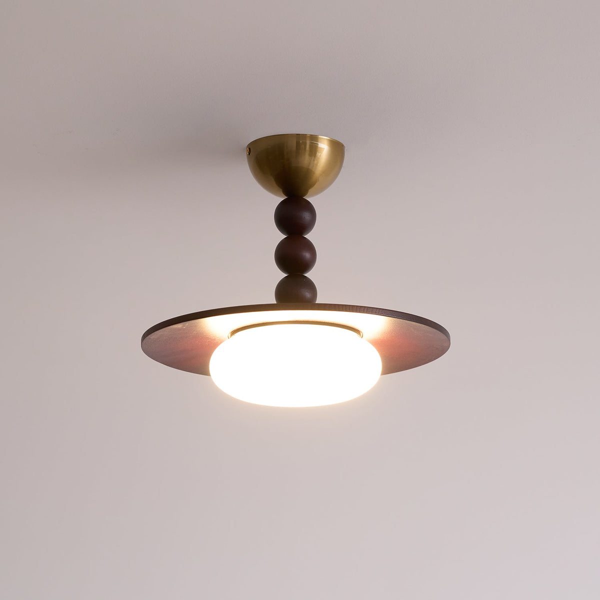 Nowoczesna Lampa Sufitowa z Drewnianym Kloszem i Mosiężnymi Detalami - 24